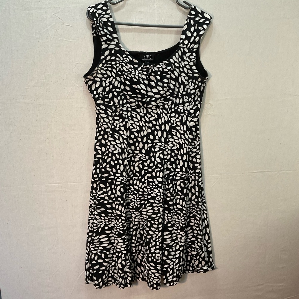 NEW WOMAN DESIGN Black & White Print Scoop Neck DRESS —- Large